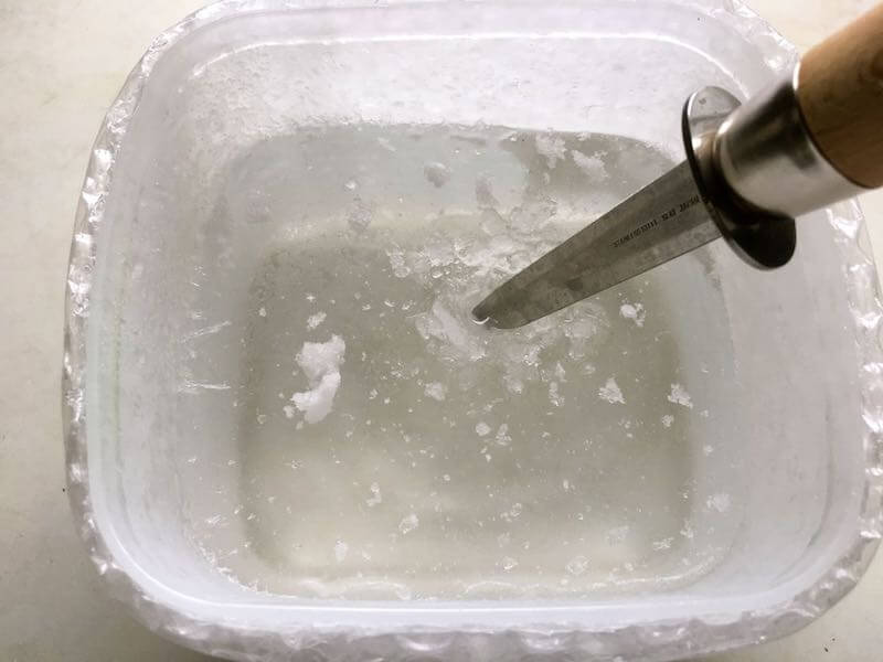 氷の中の水を出す