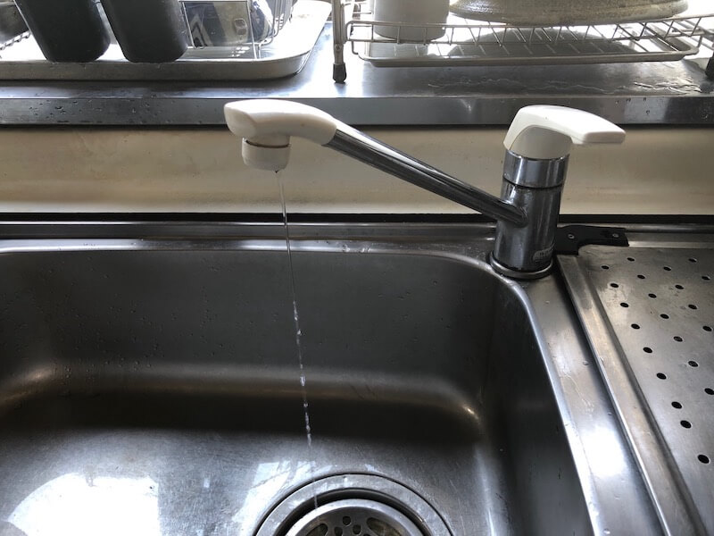 DIY】キッチンの蛇口を自分で交換！古い蛇口の取り外しから詳細に解説 