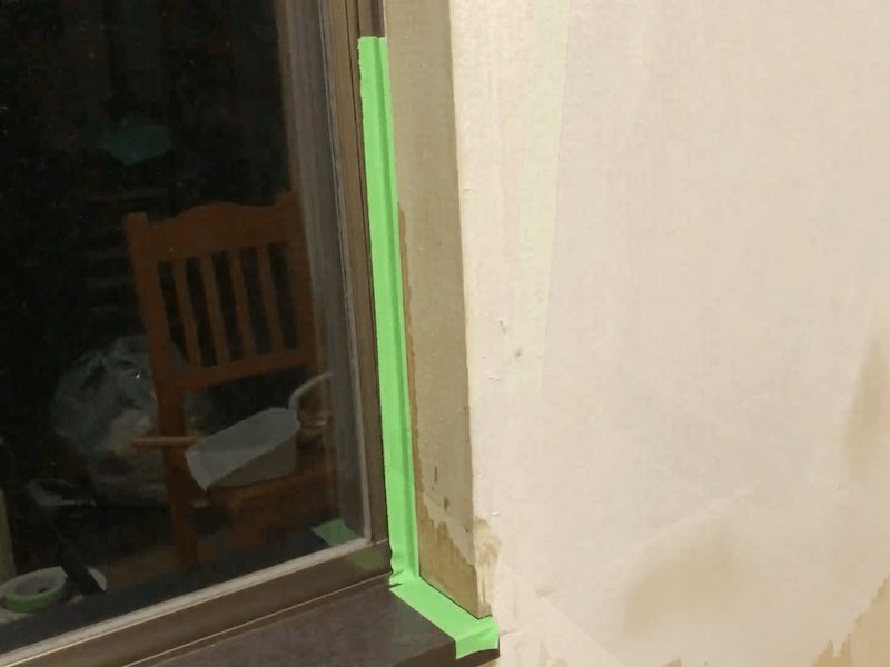 窓枠の養生パテ塗り