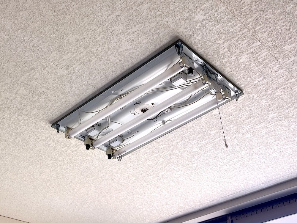 天井直付き電気をLEDシーリングライトに交換2